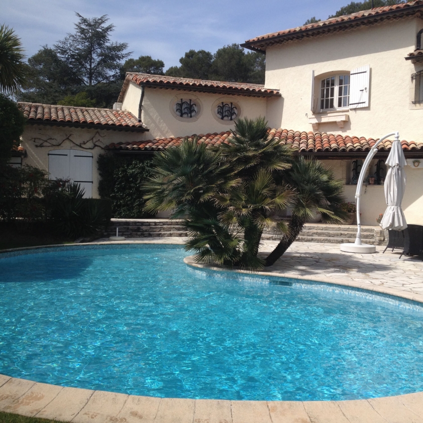 Realisation piscines forme libre Mandelieu Cannes
